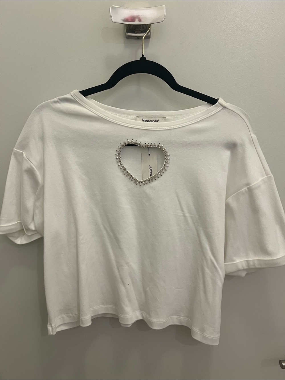NWT- Francesca's Collections White Heart Cutout Cropped Tee - Picture 4 of 5